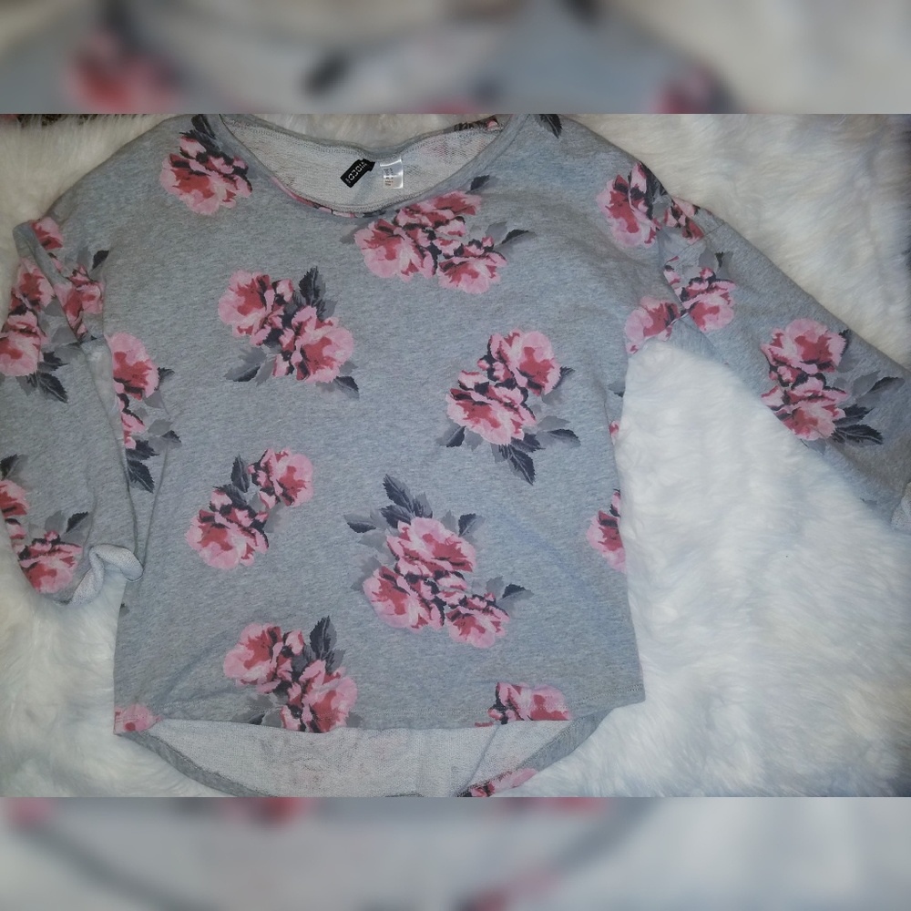 Grey and floral sweater with 3/4 sleeves